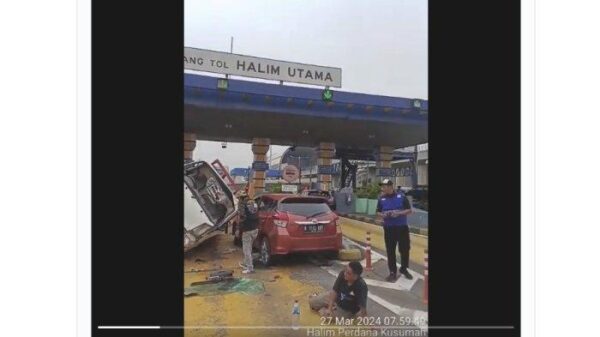Truk Engkel Ugal-ugalan Seruduk Sejumlah Mobil di GT Halim Utama, Netizen Bagikan Video Mencekam