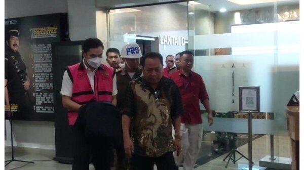Pakai Jaket Pink, Harvey Moeis Suami Artis Sandra Dewi Resmi Tersangka Korupsi Timah